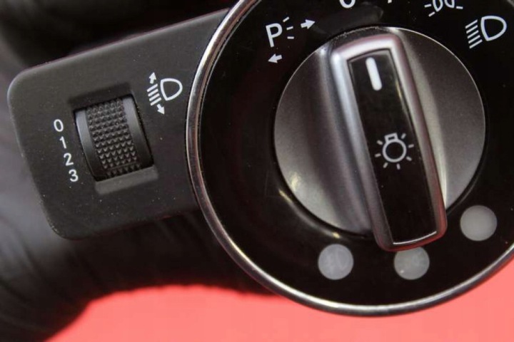 COMMUTATEUR COMMUTATEUR FEUX A2045451804 MERCEDES C-KLASA W204 07-12