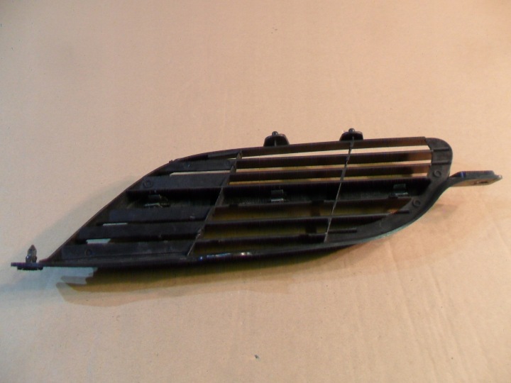 GRILLE CALANDRE RÉSERVOIR DROITE NISSAN ALMERA TINO