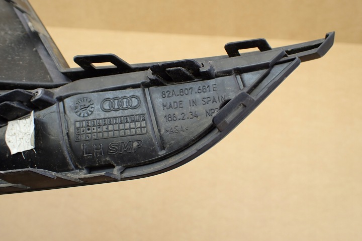 AUDI A1 82A 18- GRILLE BOUCHON PARE-CHOCS GAUCHE AVANT AVANT 82A807681E OE
