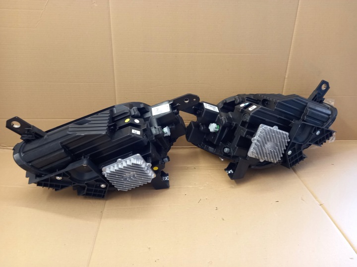 NEUF PHARE GAUCHE DROITE MASERATI GRECALE EUROPE 06703034830 06702930730