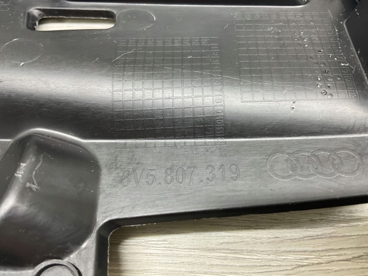 GLISSIÈRE FIXATION PARE-CHOCS AVANT GAUCHE AUDI A3 BERLINE 8V5807319