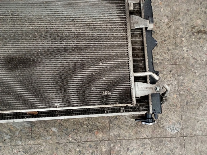 1350A071 RADIATEUR VENTILATEUR COMPLET PANNEAU AVANT MITSUBISHI COLT Z30 1.3
