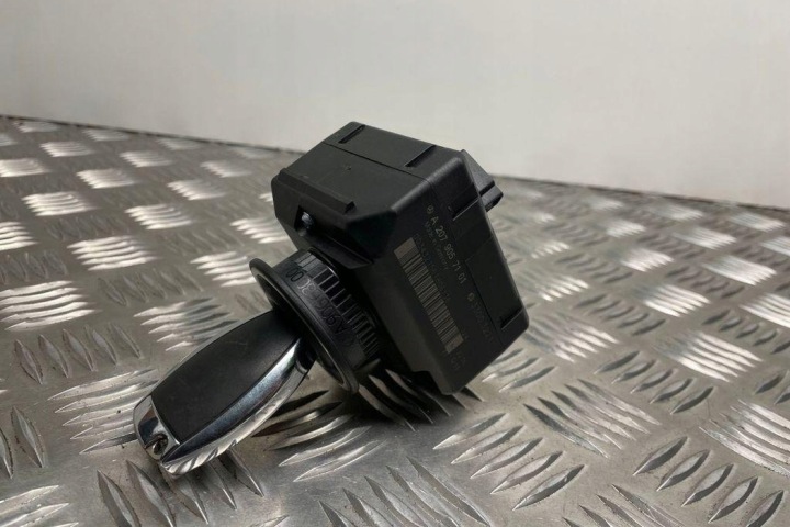 CONTACTEUR D'ALLUMAGE MERCEDES-BENZ C (W204) A2079057101 2.14L DIESEL 120KW 2012