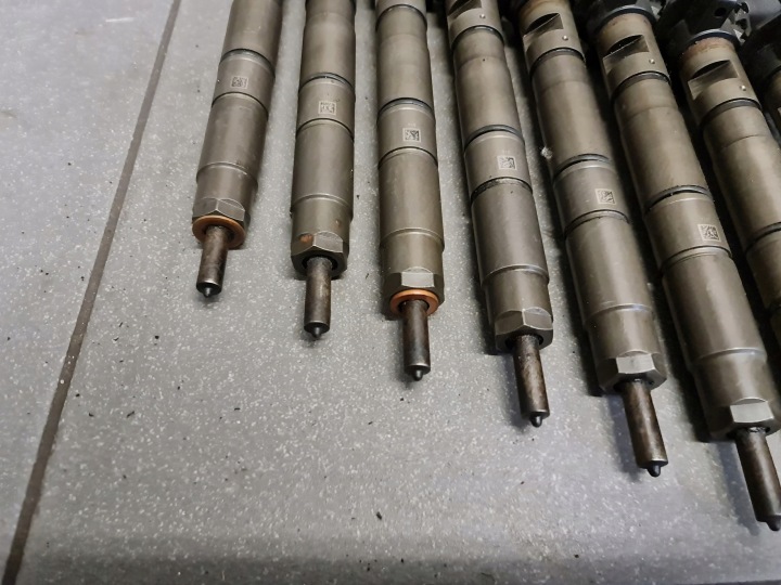 INJECTEUR ENSEMBLE AUDI A8 D3 4.2 TDI 057130277AD