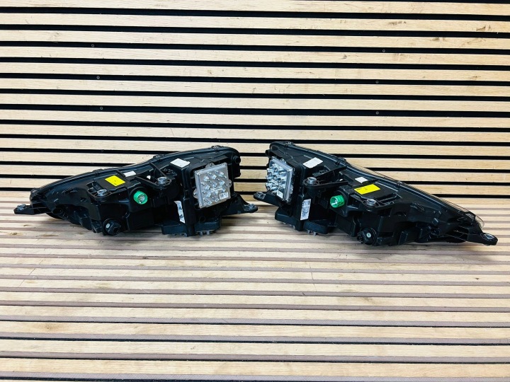 FERRARI SF90 PHARE AVANT XÉNON LED 816045 816044