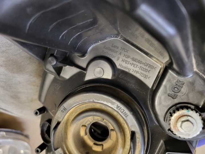PROJECTEUR PHARE GAUCHE AVANT AVANT PETIT MOTEUR SUZUKI BALENO II 2 OE EUROPE