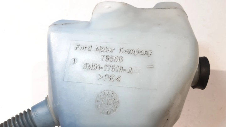 VOLVO V50 2008 RÉSERVOIRS LIQUIDE VERS LAVE-GLACES