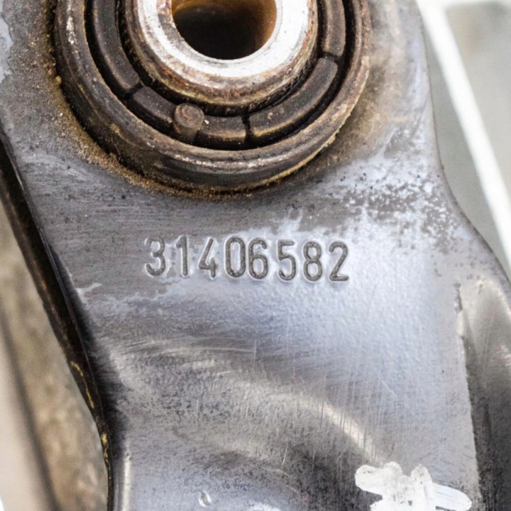 VOLVO V40 2015 GAUCHE CÔTÉ SUPÉRIEUR BRAS DE SUSPENSION ARRIÈRE
