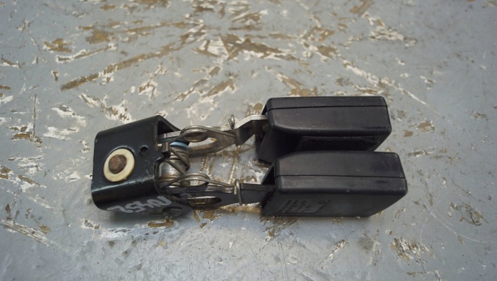 MERCEDES W211 AGRAFE COURROIE ARRIÈRE A2118600869 (N452)