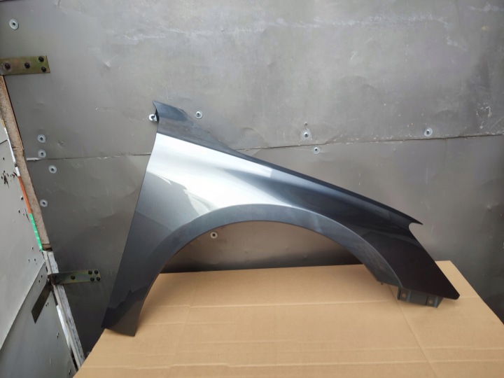 AILE ACIER DROIT AVANT AVANT AUDI A3 8Y AVANT RESTYLAGE DE 04.20R COULEUR LZ7S