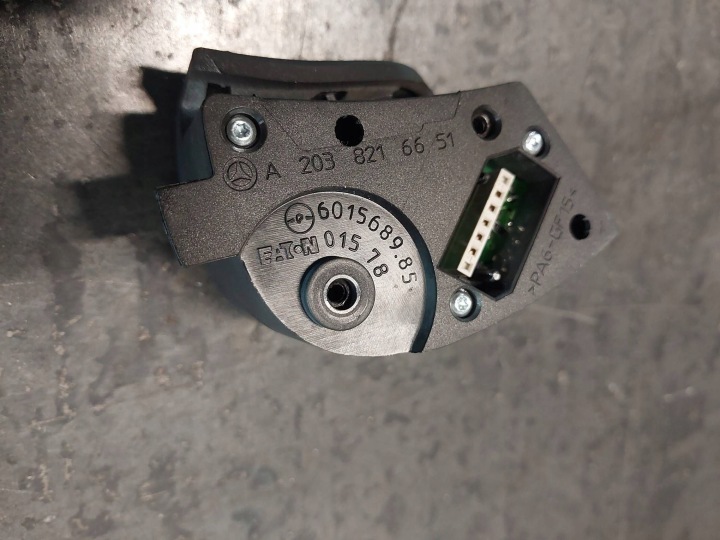 COMMUTATEUR BOUTON CAOUTCHOUC MERCEDES-BENZ C W203 A2038216651