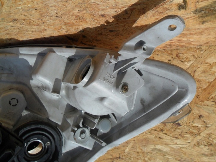 TOYOTA COROLLA VERSO E12J 2002- PROJECTEUR DROIT