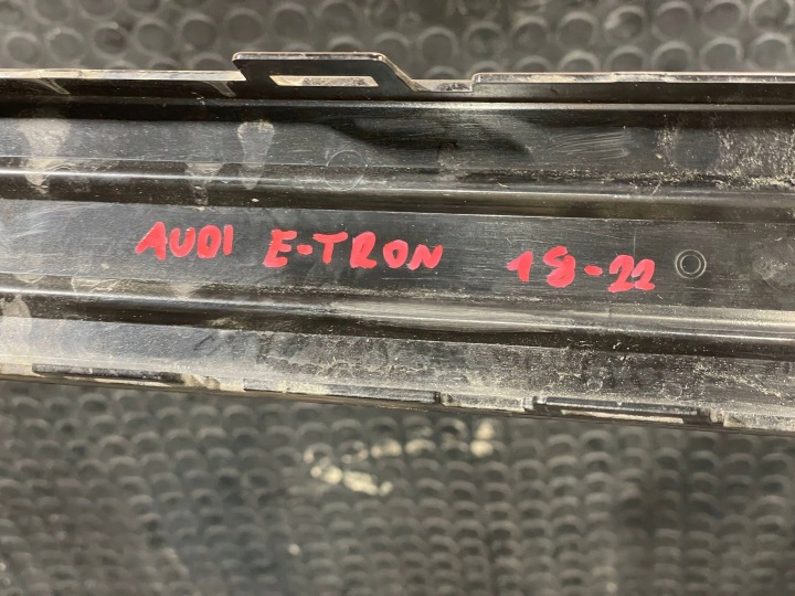 AUDI E-TRON 4KE 18-22 MOULURE DOUBLURE PARE-CHOCS ARRIÈRE ARRIÈRE