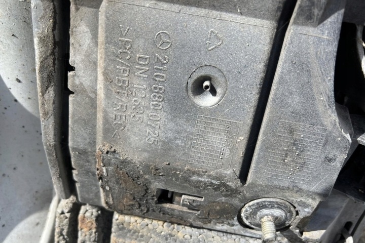 PARE-CHOCS ARRIÈRE MERCEDES-BENZ E (W210) A2108800725 2.2L DIESEL 75KW 2000