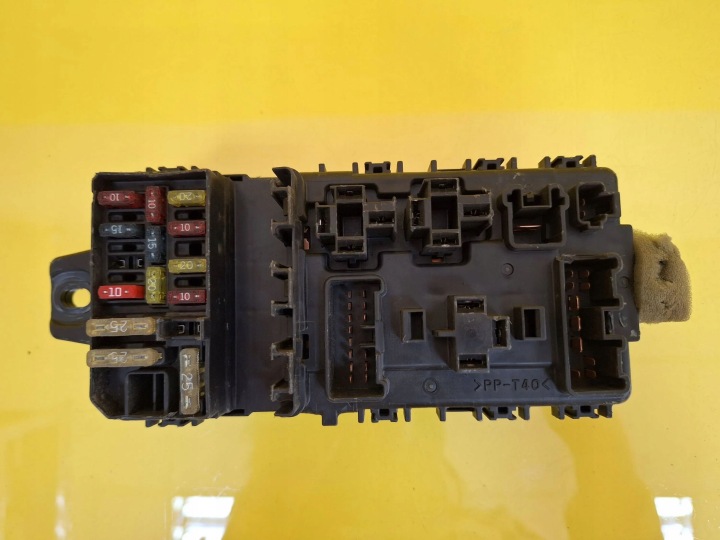 BOÎTE FUSIBLES MITSUBISHI COLT MR228760 NR88