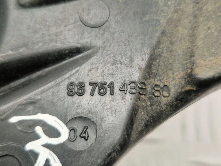 FIXATION AVANT GAUCHE GARDE-BOUE PEUGEOT 208 9675143980 1.6L DIESEL