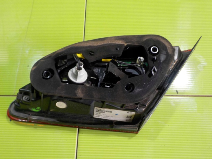 ASTRA J IV GTC 3D 11R PHARE GAUCHE ARRIÈRE DANS COUVERCLE DE COFFRE LED