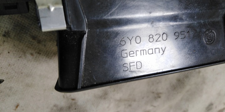 CENTRALE GRILLE CONDUIT D'AIR SKODA OE 6Y0820951
