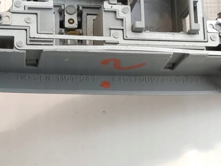 MITSUBISHI OUTLANDER III 3 AMPOULE PLAFONNIERS ARRIÈRE 8401A009ZZ