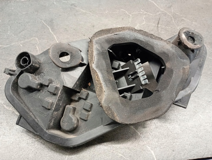 89037877A DOUILLE D'AMPOULE DROIT ARRIÈRE OPEL CORSA D