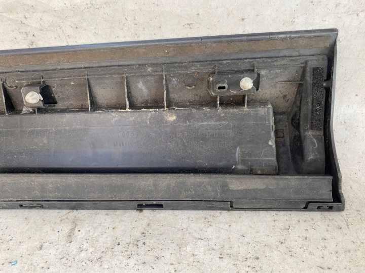 AUDI Q3 8U S-LINE MOULURE PORTES DROIT AVANT AVANT 8U0853960F