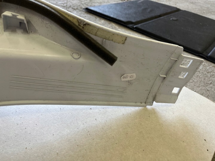 PEUGEOT 5008 II PROTECTION MONTANTS GAUCHE ARRIÈRE 9811348977