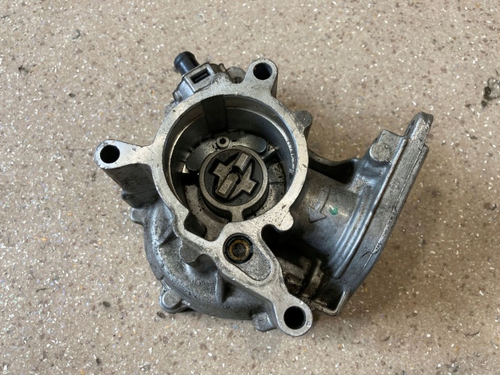 POMPE PRESSION (VACUUM) AUDI Q5 SQ5 06J145100C