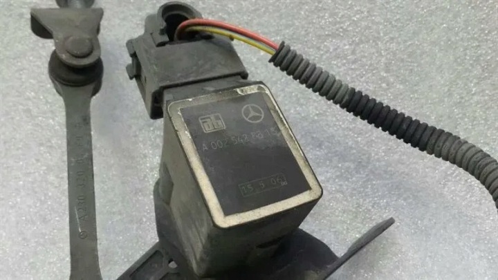 CAPTEUR NIVEAU FEUX AVANT MERCEDES SL R230 A0025428818 CAPTEUR SUR