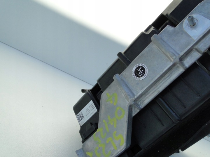MERCEDES RADIATEUR EAU DANS PASSAGE DE ROUE GAUCHE SL 232 AMG GT 192 A0995005800