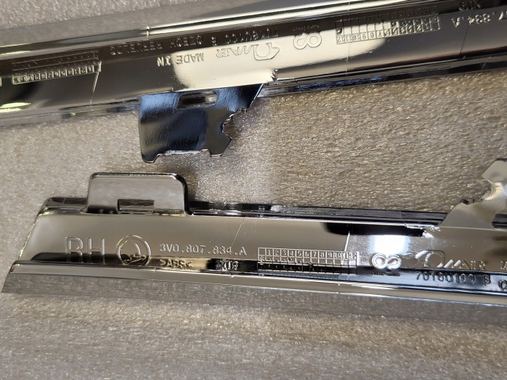 MOULURE LATÉRALE DROITE CHROME PARE-CHOCS AVANT SKODA SUPERB III 3 3V OE NEUF