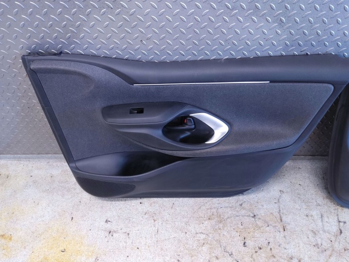 COMPLET INTÉRIEUR ENSEMBLE TOYOTA YARIS XP210 67630K0120C1