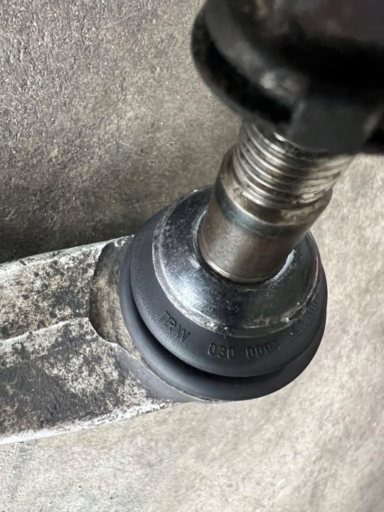 BRAS DE SUSPENSION TRANSVERSAL GAUCHE AVANT AVANT INFÉRIEUR BMW E65 EN TRÈS BON ÉTAT ORIGINAL TRW 6755835