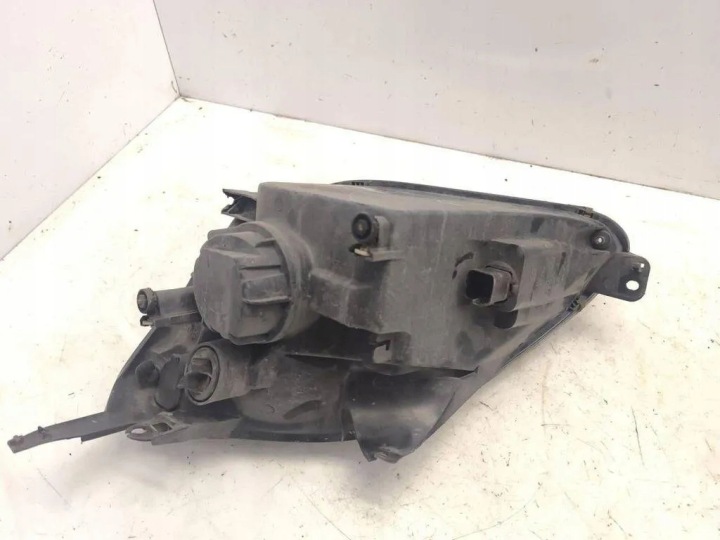 PHARE DROITE AVANT FORD FIESTA VII 020100 1.39L GASOLINE 55KW 2004