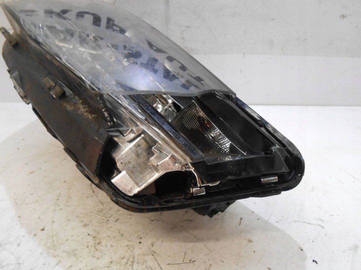 SKODA FABIA IV MK4 PHARE DROITE AVANT COMPLET LED SUR PIÈCES 6VB941016