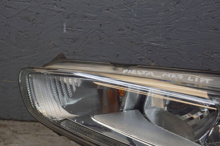 FORD FIESTA MK7 LIFT PHARE GAUCHE AVANT UK LENTILLE (C1883)
