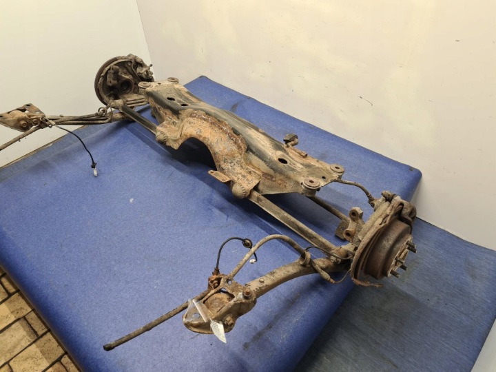 SUBARU IMPREZA II UNIVERSEL POUTRE SUSPENSIONS ARRIÈRE EJ204