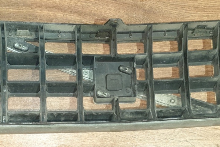 GRILLE VOLVO 340-360 BERLINE (344) 212606 1981