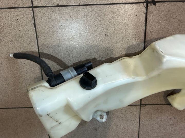 RÉSERVOIR LAVE-GLACES SOUS XÉNON POMPES AUDI A4 B6 BERLINE