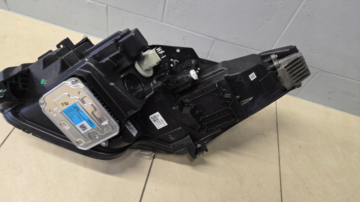 PHARE PROJECTEUR AVANT DROITE CADILLAC CT5 USA 84861525