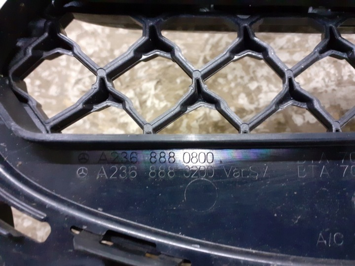 GRILLE CALANDRE MERCEDES CLE 236 W236 2023- EN BON ÉTAT A2368880800
