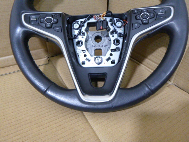 INSIGNIA A RESTYLAGE VOLANT MULTIFONCTIONNELLE