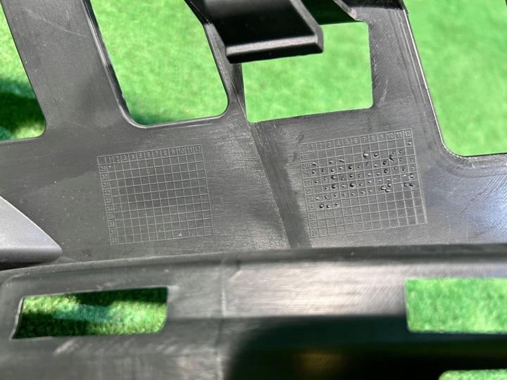 MERCEDES C-KLASA W206 AMG FIXATION GLISSIÈRE PARE-CHOCS GAUCHE AVANT A2068856705