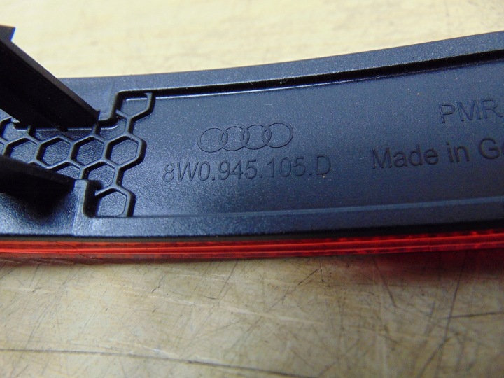 RÉFLECTEUR PARE-CHOCS GAUCHE ARRIÈRE AUDI A4 B9 8W0945105D