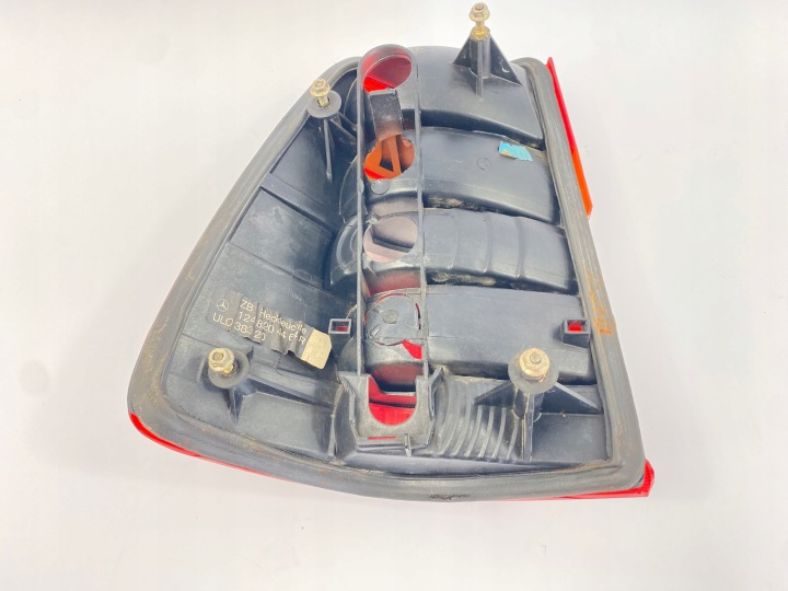 PHARE ARRIÈRE DROITE ARRIÈRE PASSAGER MERCEDES W124 UNIVERSEL S124 1248204464 USZKODZO