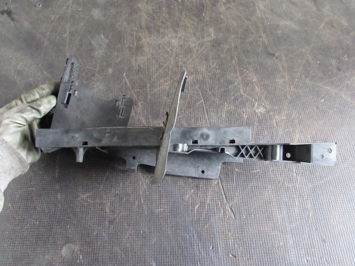 GUIDE FIXATION SERRURE GAUCHE AVANT AM51-U21979AC FORD C-MAX 10-14R.
