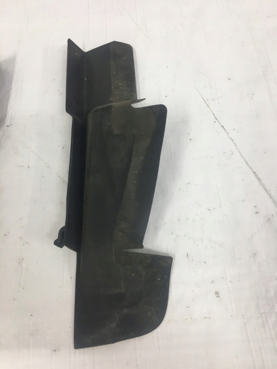 GUIDE D'AIR DROITE AUDI A3 8L0121284A 8L0121284