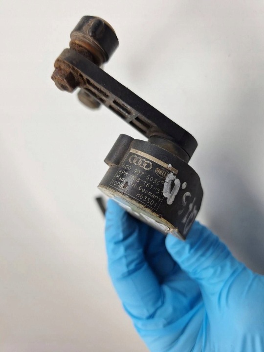 CAPTEUR SUSPENSIONS PNEUMATIQUE ARRIÈRE VOLKSWAGEN TOUAREG I 7L0616571B
