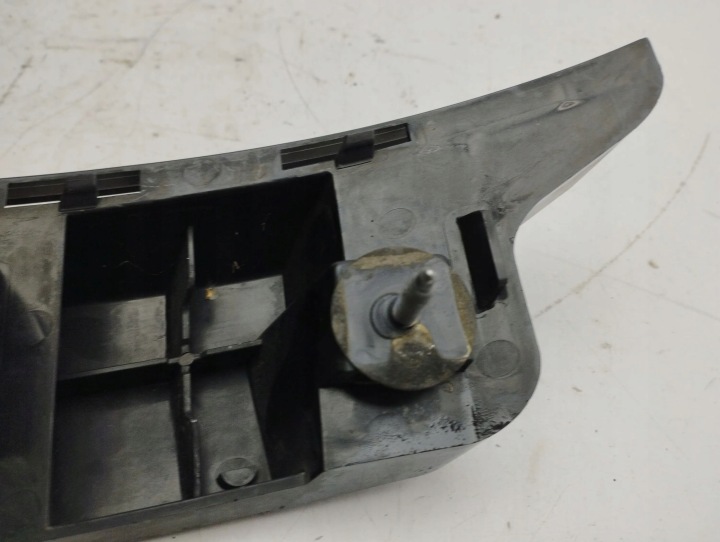 MERCEDES-BENZ C W204 2009 GAUCHE CÔTÉ POIGNÉE FIXATION PARE-CHOCS ARRIÈRE