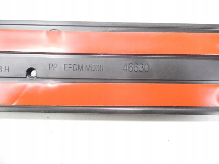 MOULURE SEUIL GAUCHE DROIT AVANT AUDI A1 OE 8X4853373E