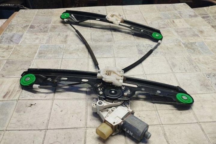 ÉLÉVATEUR VITRES GAUCHES AVANT PORTES BMW 1 (E87) 7067795S 2.0L GASOLINE